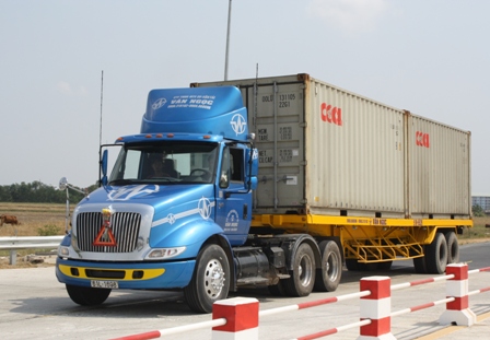 Công ty sản xuất kinh doanh hàng hóa có phải làm thủ tục cấp phù hiệu cho xe tải không?